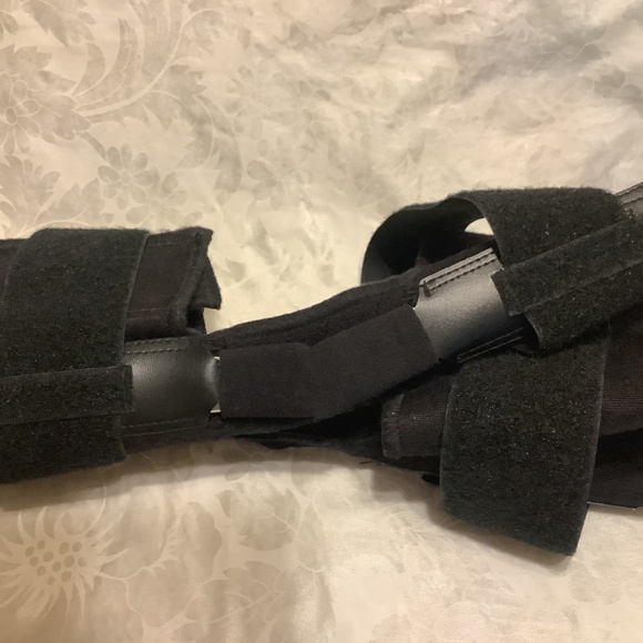 Knee support brace adjustable. Pre-owned. - Picture 4 of 7